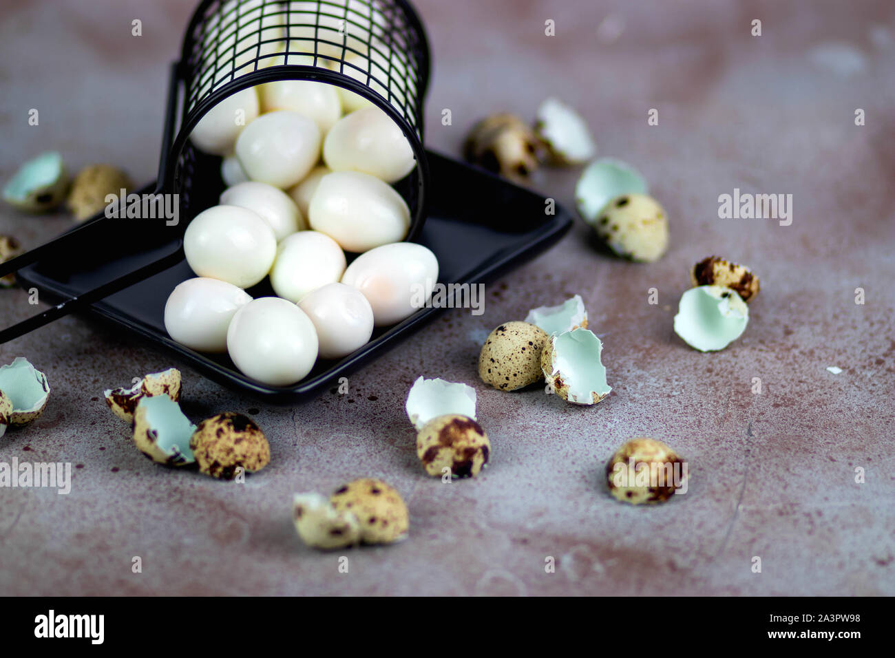 Uova di quaglia in un cestello Foto Stock