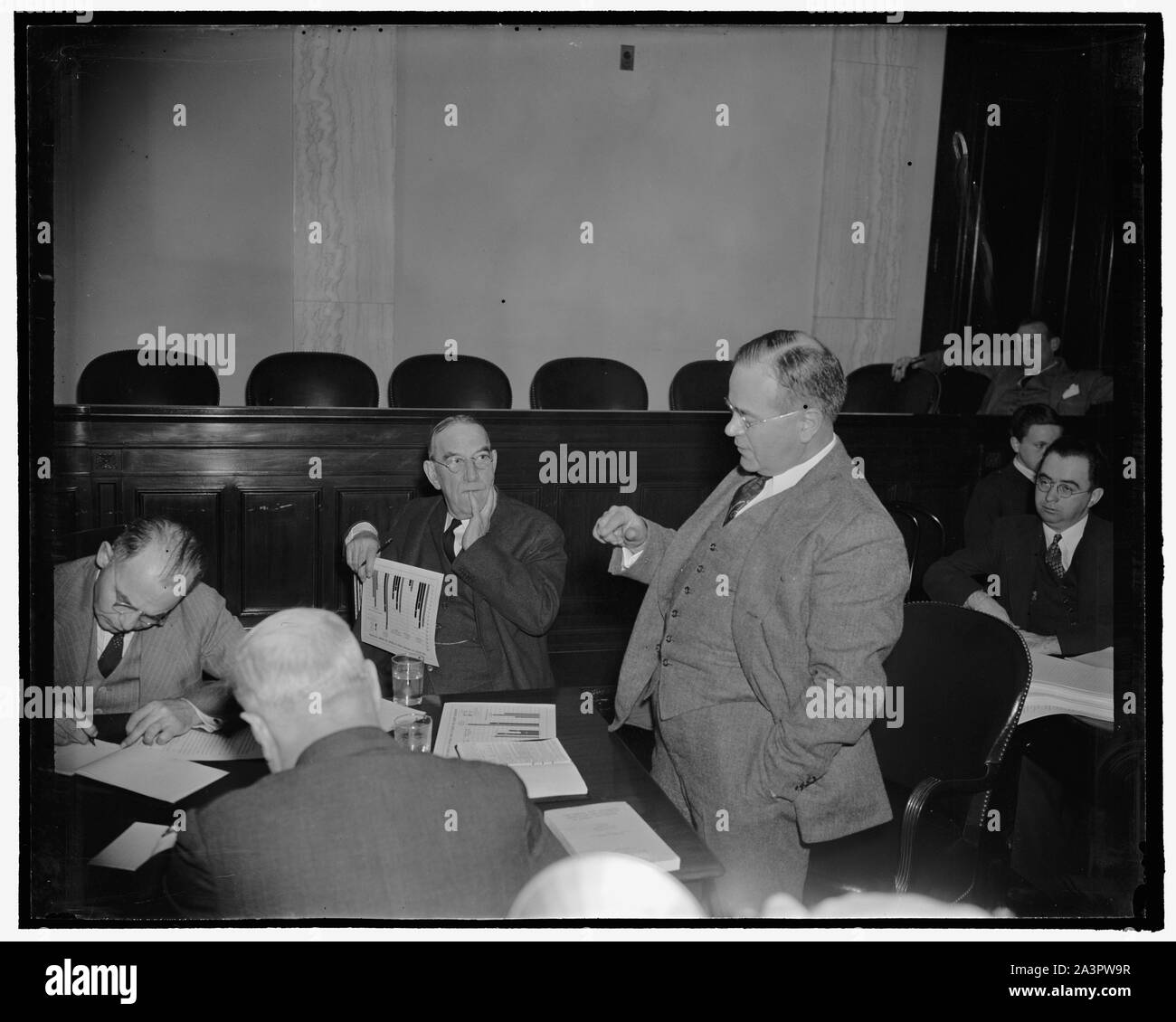 Membro Comptroller e esperto di finanza a condannare l'amministrazione fiscale della proposta. Washington D.C., Feb. 7. Mentre New York del Comptroller Morris S. Tremaine ascoltato dopo introduzione di lui, Harley L. Le LUT, professore di finanza pubblica alla Princeton University, ha raccontato un senato speciale comitato fiscale che l' amministrazione ha proposto la reciproca imposta potrebbe non funzionare con un margine di profitto. Il prof. Le LUT ha realizzato uno studio sull'argomento per Tremaine, 2-7-39 Foto Stock