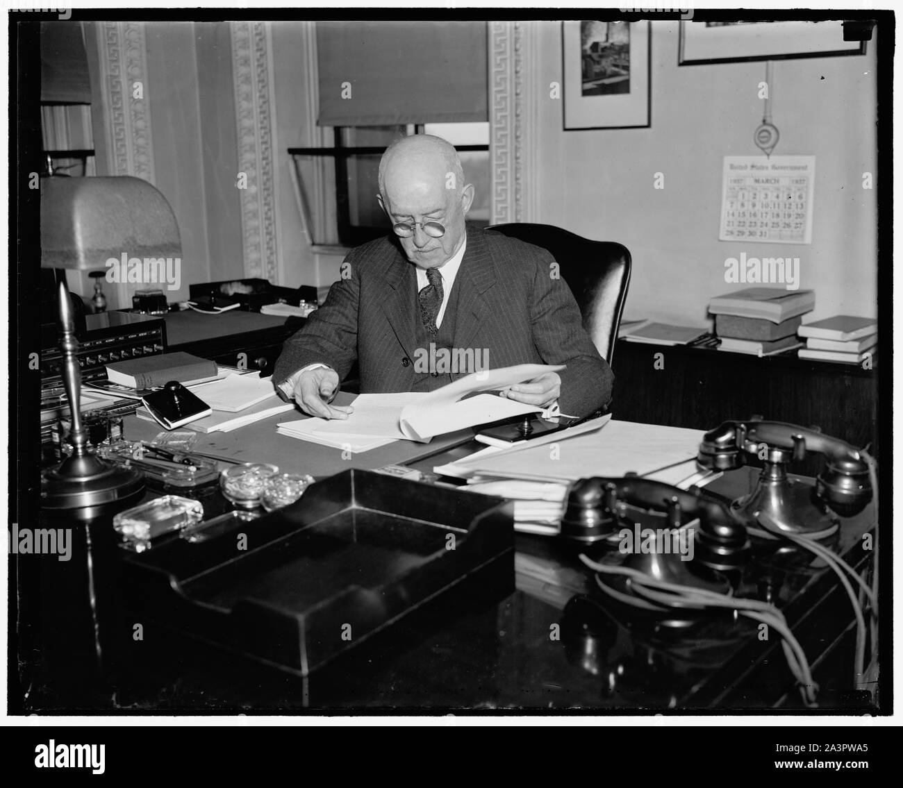 Dipartimento di stato consigliere. Washington, 30 luglio. Una nuova foto di R. Walton Moore, che è stato recentemente nominato per il creato di recente incarico di Consigliere del Dipartimento di Stato. Egli è uno dei più duramente impegnati i funzionari del governo, spesso lavorando come lungo come 15 o 16 ore di un giorno, 7/30/37 Foto Stock