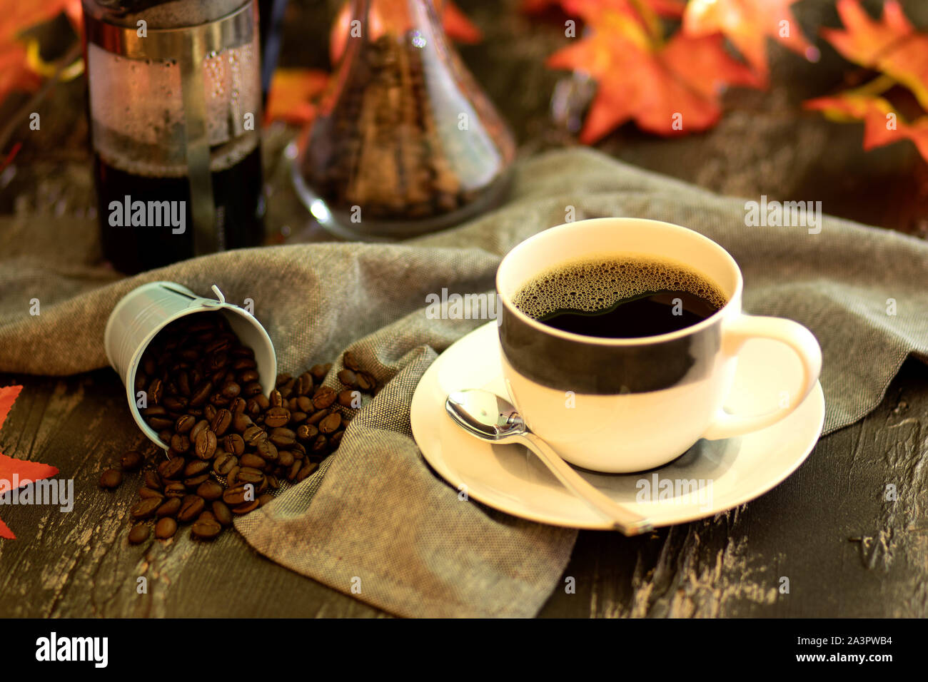 Una tazza di caffè nero su un autunno di mattina Foto Stock