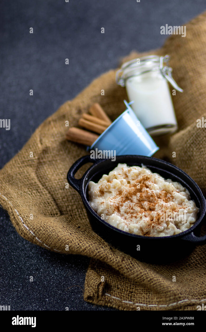 Cremoso budino di riso con cannella Foto Stock