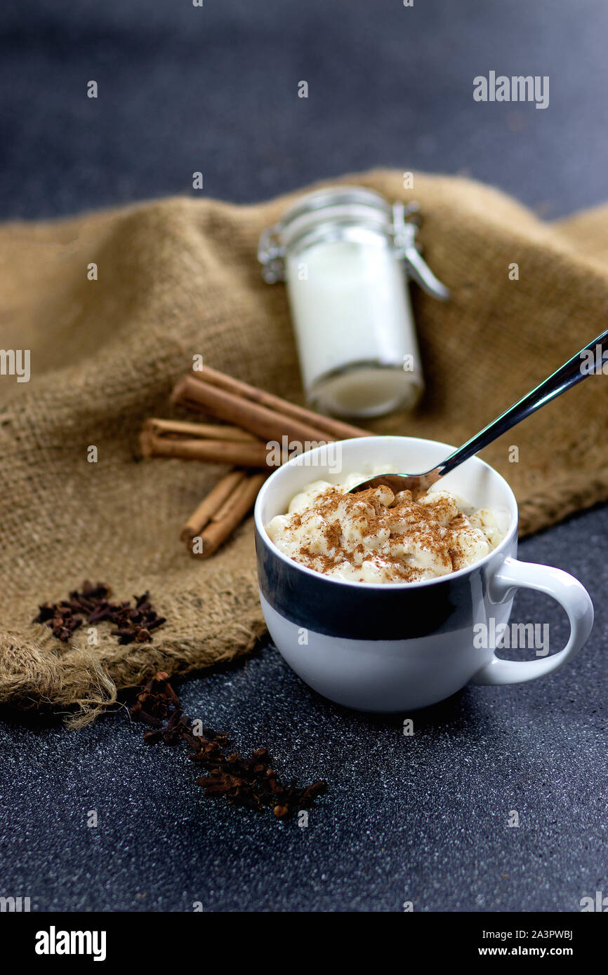 Cremoso budino di riso con cannella Foto Stock
