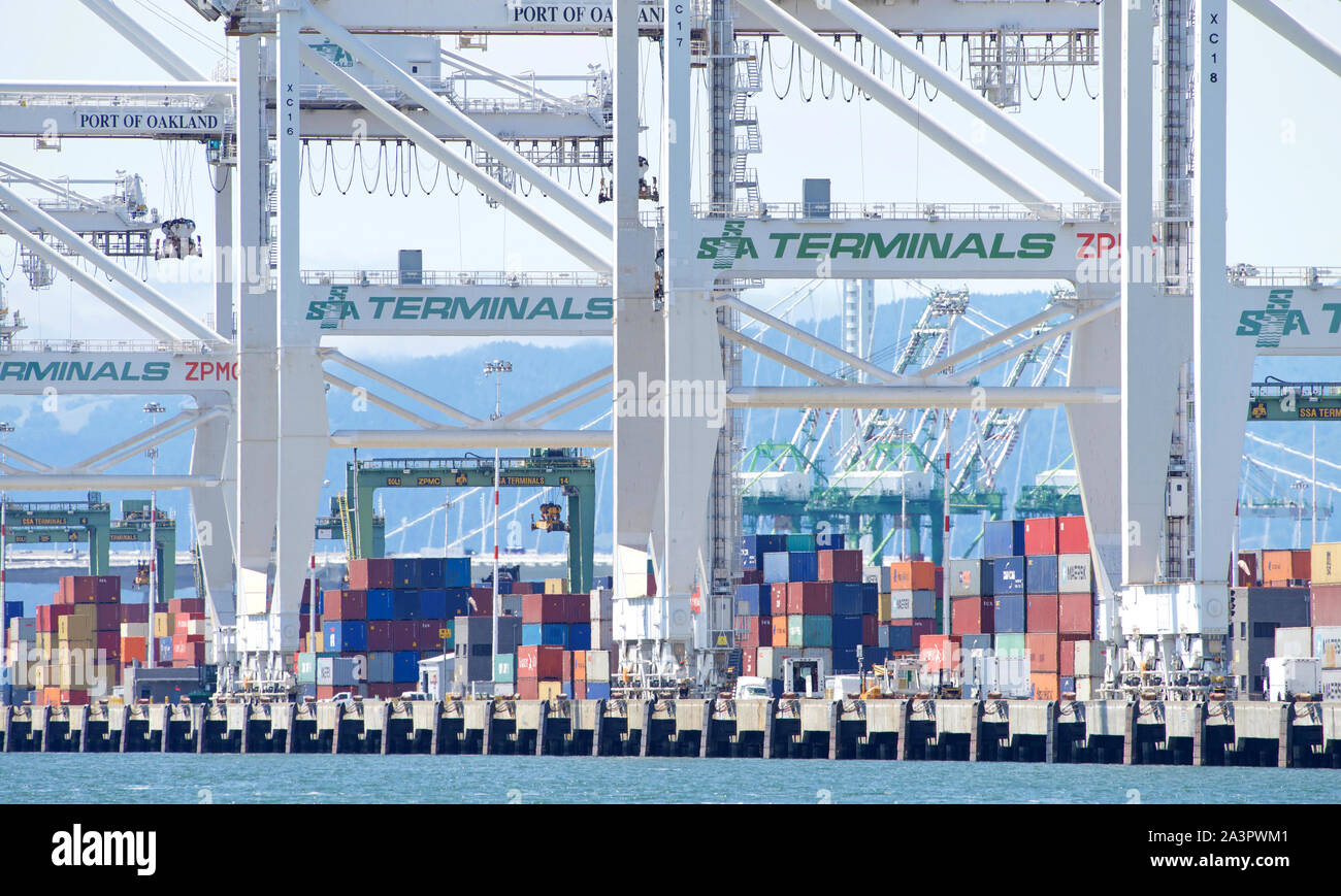 Oakland, CA - Maggio 07, 2019: migliaia di spedizioni di contenitori impilati in attesa per il trasporto al porto di Oakland, il quinto porto più trafficato nel Regno Foto Stock
