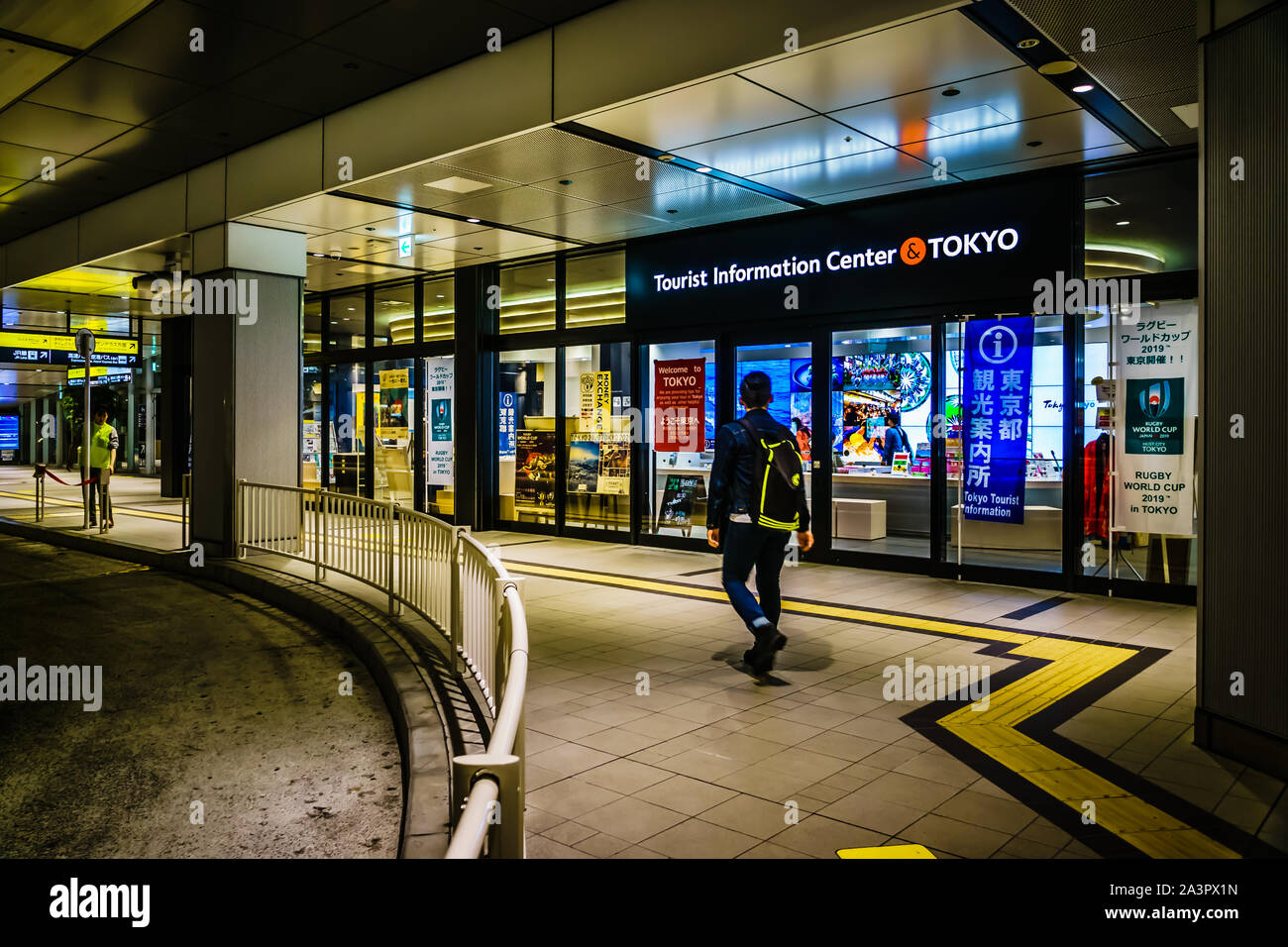 Tokyo, Giappone - 13 Maggio 2019: Centro di informazione turistica di Tokyo, Shinjuku Expressway Bus Terminal (Busta Shinjuku). Foto Stock