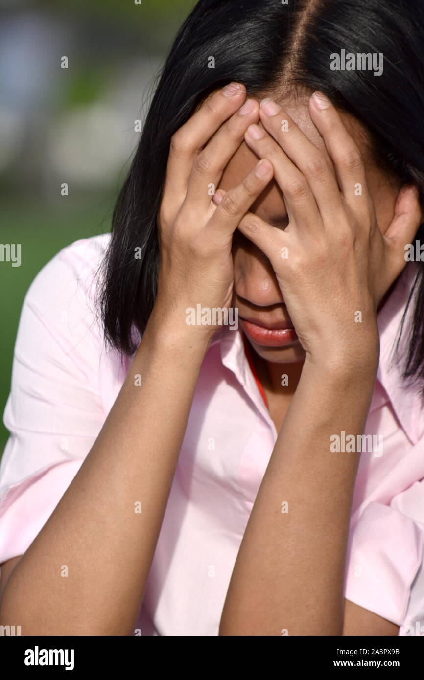 Giovane femmina Filipina da soli Foto Stock