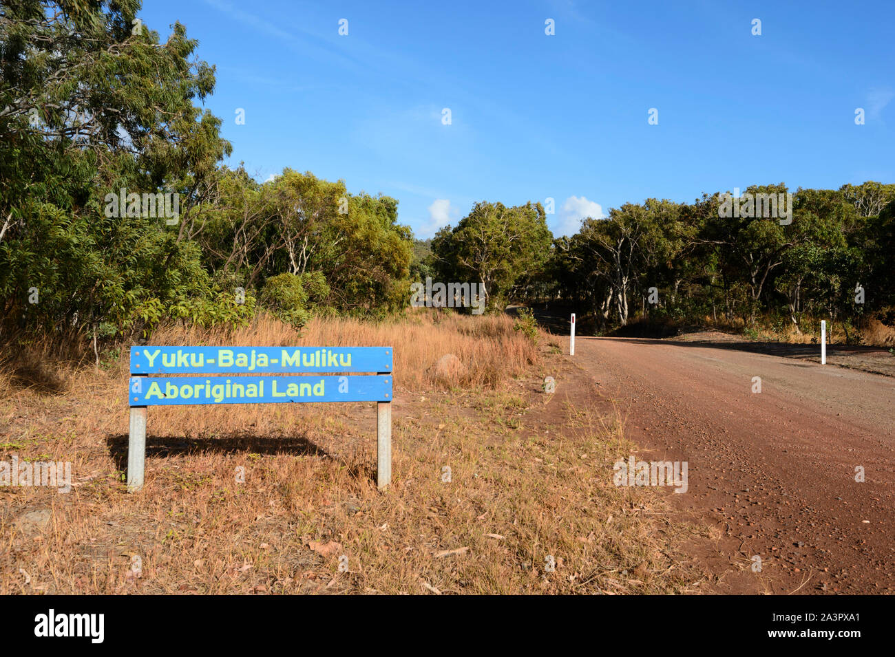 Segno che mostra più in anticipo sulla proprietà dei terreni appartenenti al Yuku-Baja-Muliku comunità, vicino a Cooktown, estremo Nord Queensland, FNQ, QLD, Australia Foto Stock