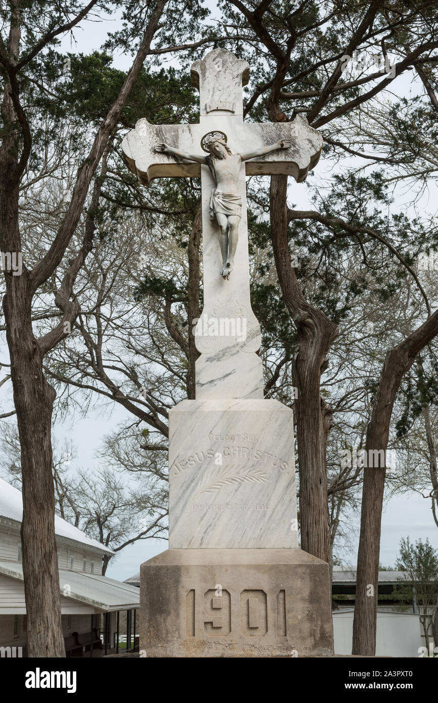 Statua di Gesù sulla croce al di fuori della Natività di Maria Vergine Santa Chiesa Cattolica, conosciuta anche come la Basilica di Santa Maria la Chiesa cattolica in alta collina, una piccola comunità nei pressi di Schulenburg in Fayette County, Texas Foto Stock