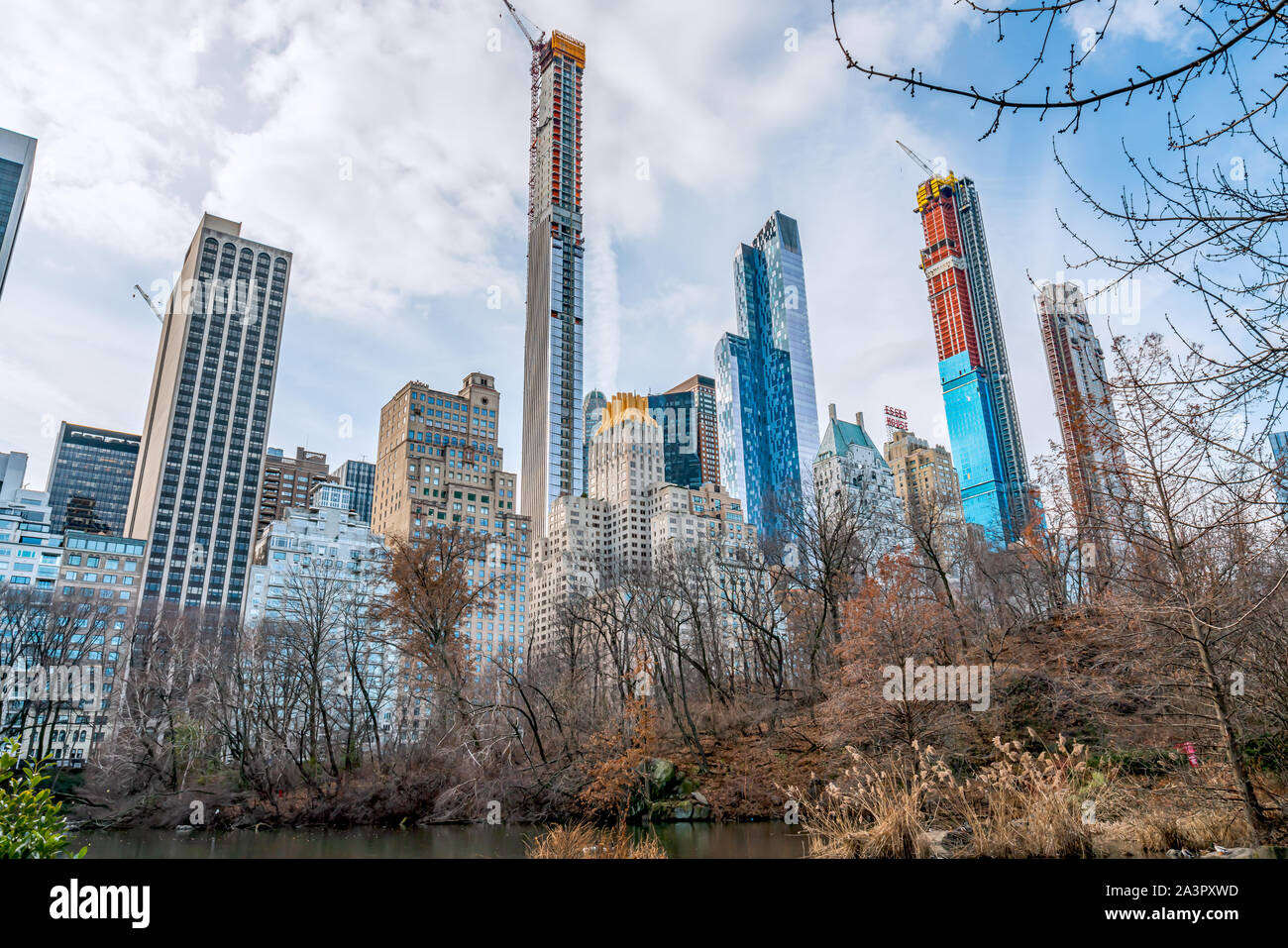 New York City, NY, STATI UNITI D'AMERICA - 25th, dicembre, 2018 - Bellissima architettura edifici Skyline vista in una fredda giornata di sole nel parco centrale presso il vicino lago di Gap Foto Stock