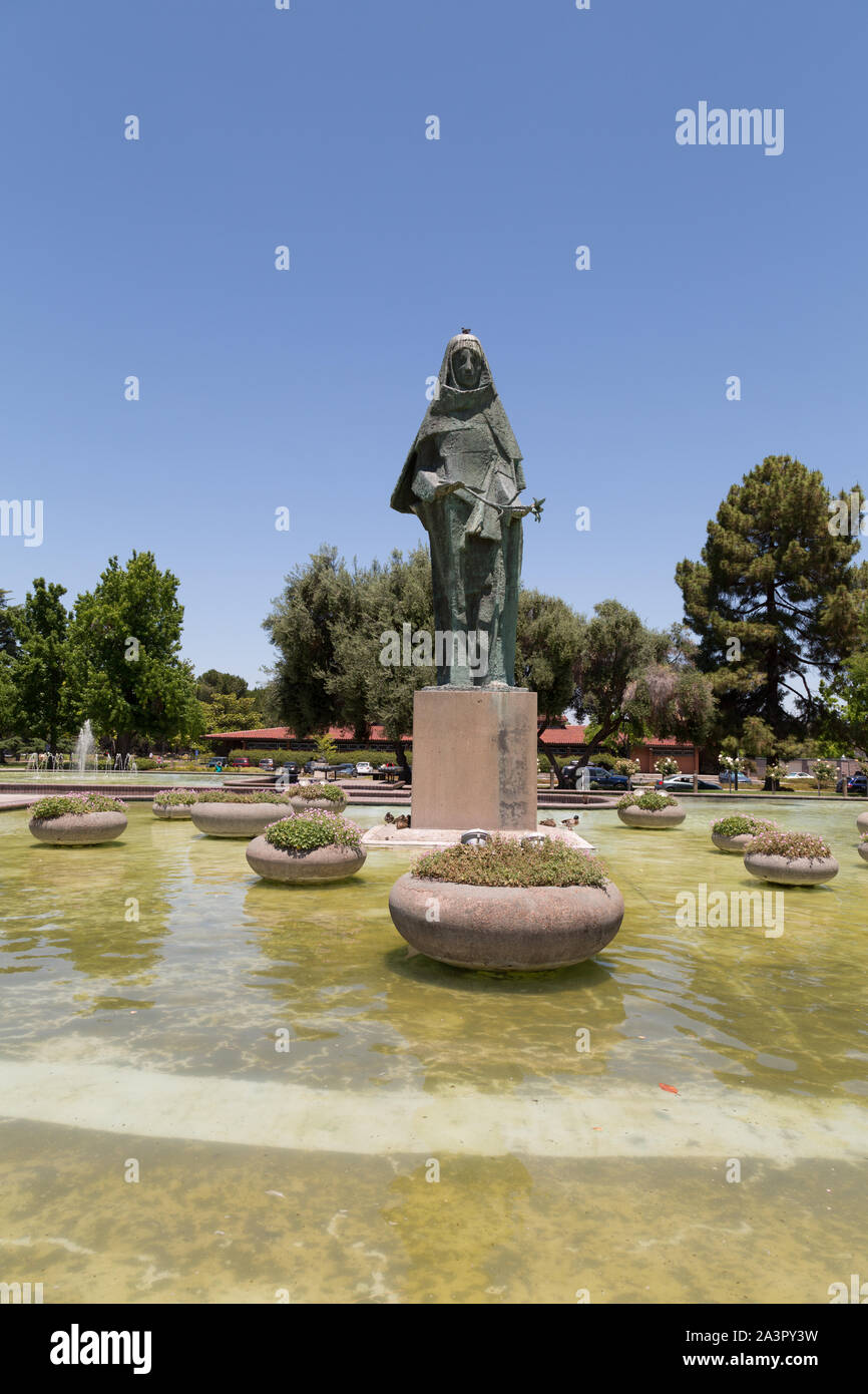 Statua di Santa Chiara nel Civic Center Park, Santa Clara, California Foto Stock