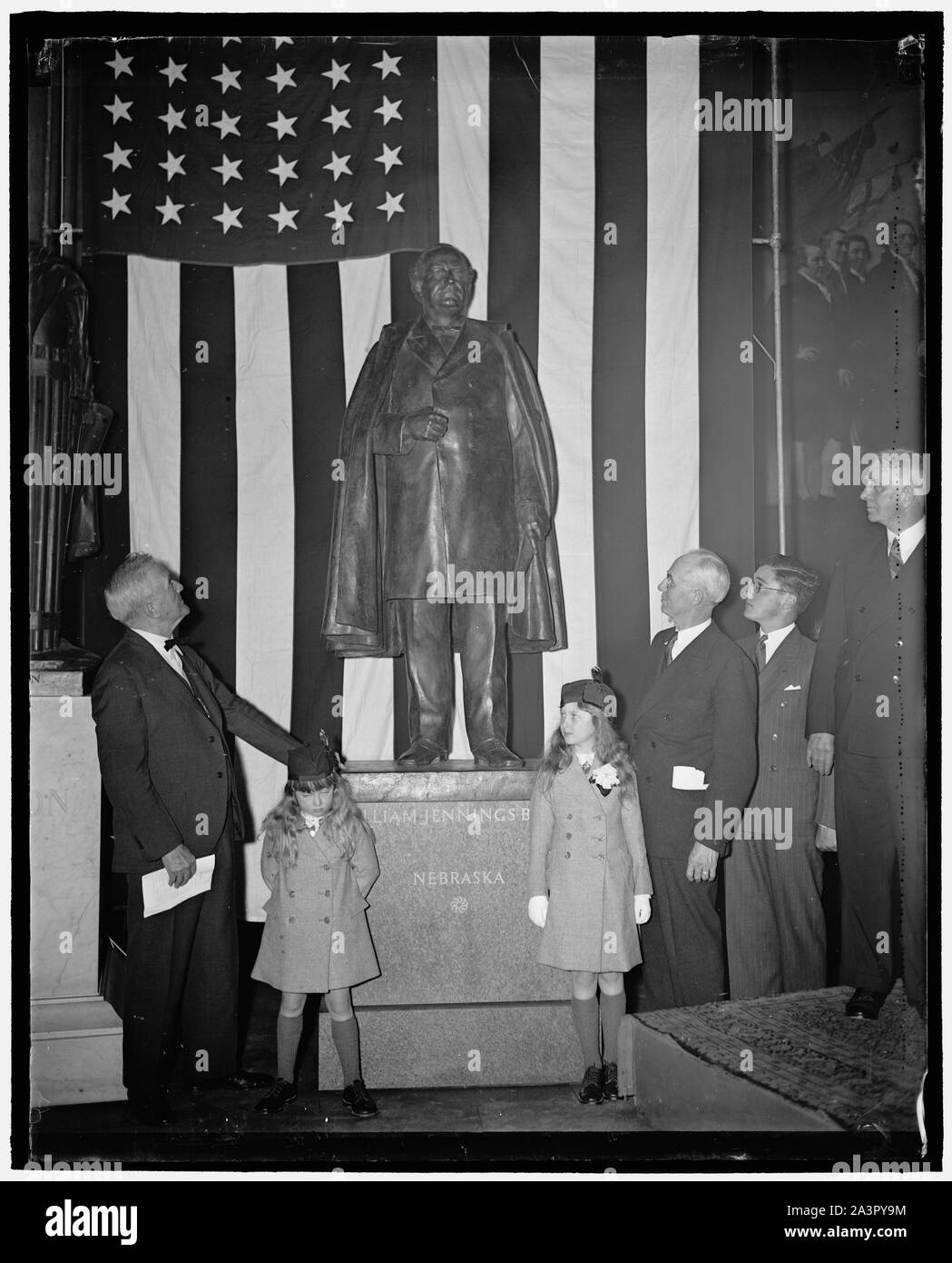 Statua di grande nessuno ha svelato al Campidoglio. Washington, 27 aprile. Una statua di William Jennings Bryan è stata svelata la statuaria in Hall presso il Campidoglio oggi dal Nebraska Memorial Commissione. Nella foto, da sinistra a destra: il Senatore George W. Norris del Nebraska, Katherine Lehman e Helen Lehman, nipoti di Bryan che ha presentato la statua, governatore Roy L. Cochran del Nebraska e Carl Morton Foto Stock