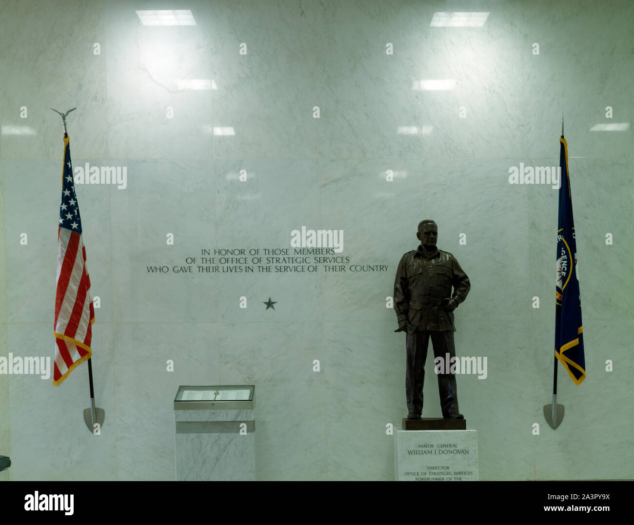 Statua di William Donovan, direttore del predecessore C.I.A agenzia e un marcatore al C.I.A caduto al Central Intelligence Agency sede Langley, Virginia Foto Stock