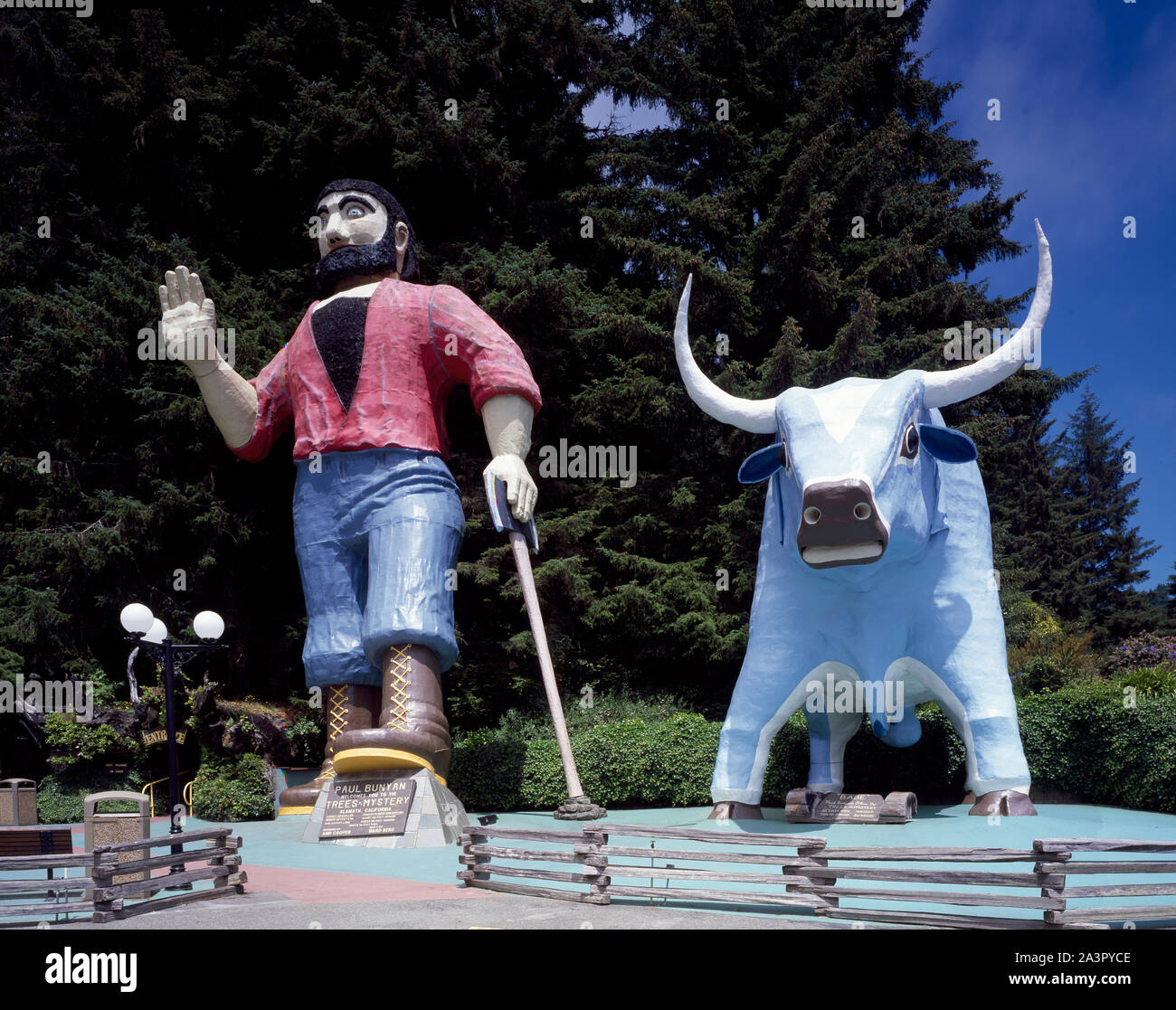 Statue del leggendario taglialegna Paul Bunyan e il suo fedele blue ox Babe, Klamath, California Foto Stock