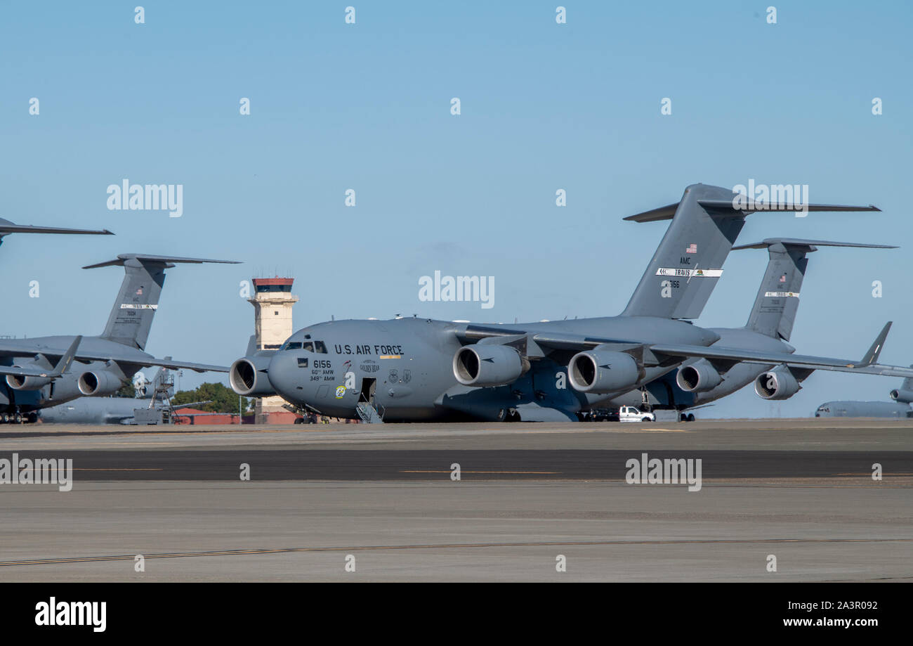 Stati Uniti Air Force C-17 Globemaster III aerei sono parcheggiato di fronte alla torre di controllo il 4 ottobre, 2019, a Travis Air Force Base in California. I velivoli sono stati evidenziati come parte di un sessantesimo gruppo Manutenzione comandanti onorario Tour. Lo scopo dei comandanti onorario programma è quello di promuovere le relazioni tra la base senior leadership e partner civili, foster civic apprezzamento della Air Force la missione e i suoi aviatori, massimizzare le opportunità per condividere la Air Force storia con i nuovi amministratori e per comunicare il reciproco interesse, sfide e riguarda i senior leader e i soggetti civili hav Foto Stock