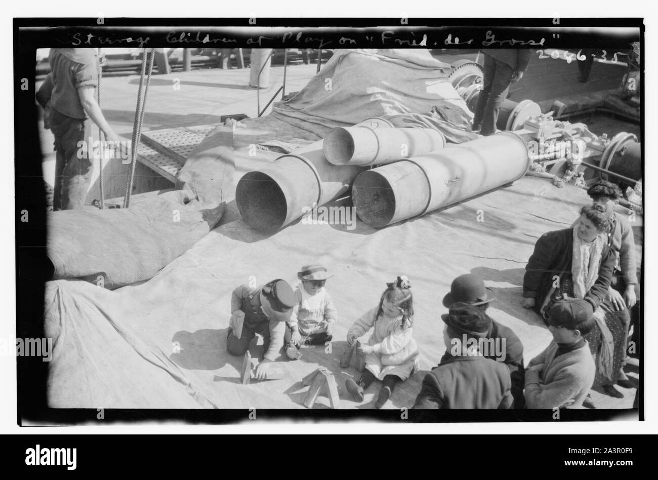 Timoneria di bambini a giocare su Friedrich Der Grosse Foto Stock