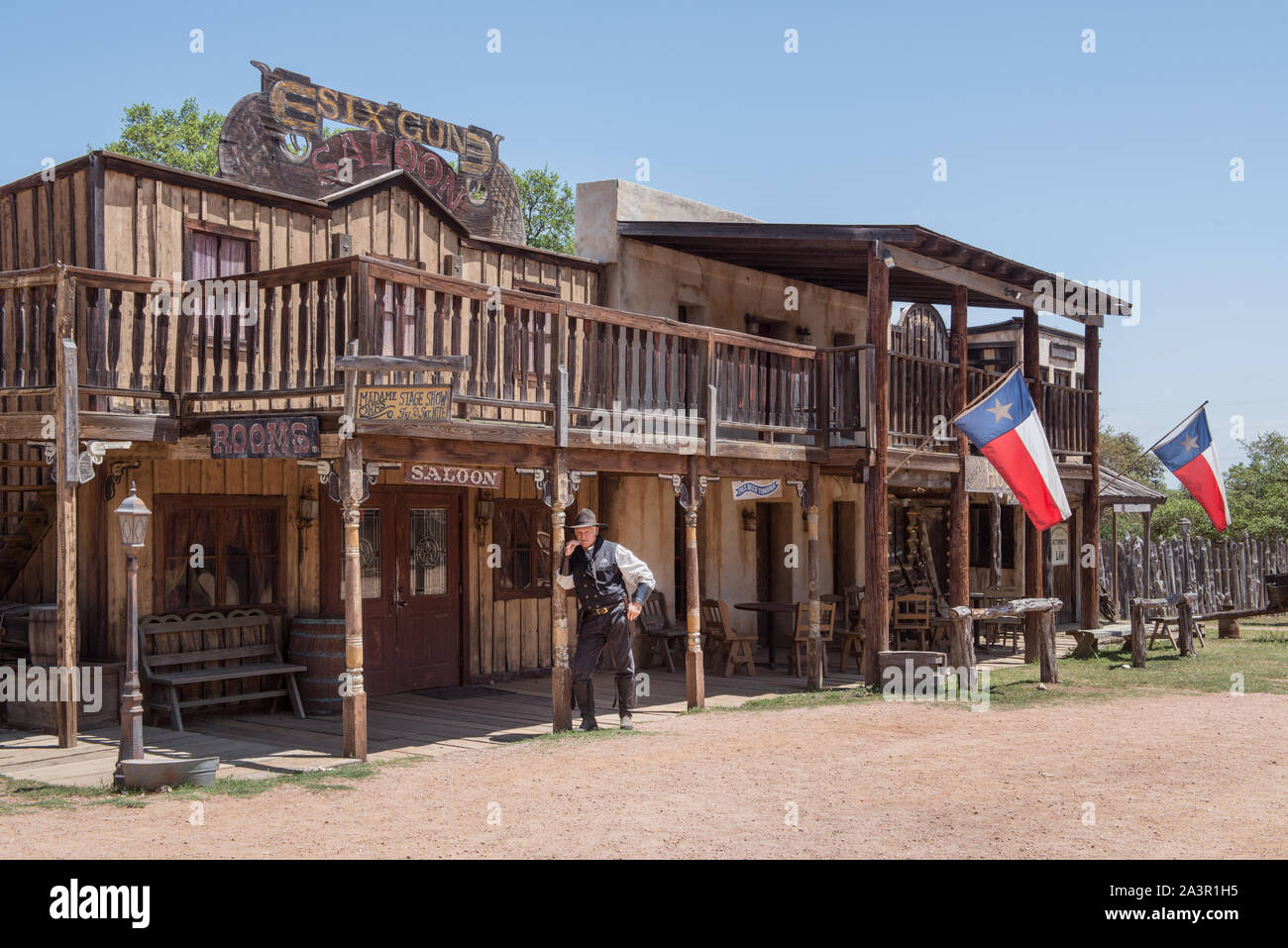 Steve Schmidt è lo sceriffo in città molle incantata Ranch e Old West theme park, speciale-eventi venue, e frequente di film e televisione commerciale in set Boerne, Texas, a nord-ovest di San Antonio. Schmidt, un proprietario terriero e pensionati B52 pilota, possiede il ranch Foto Stock