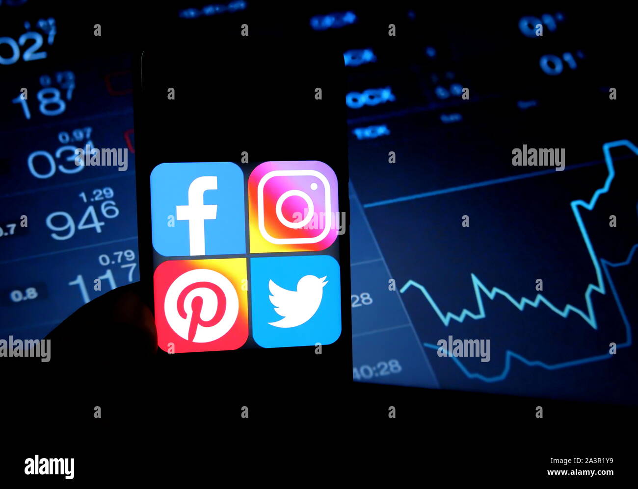 In questa illustrazione della foto online di social media logo sono esposti su uno smartphone. Foto Stock