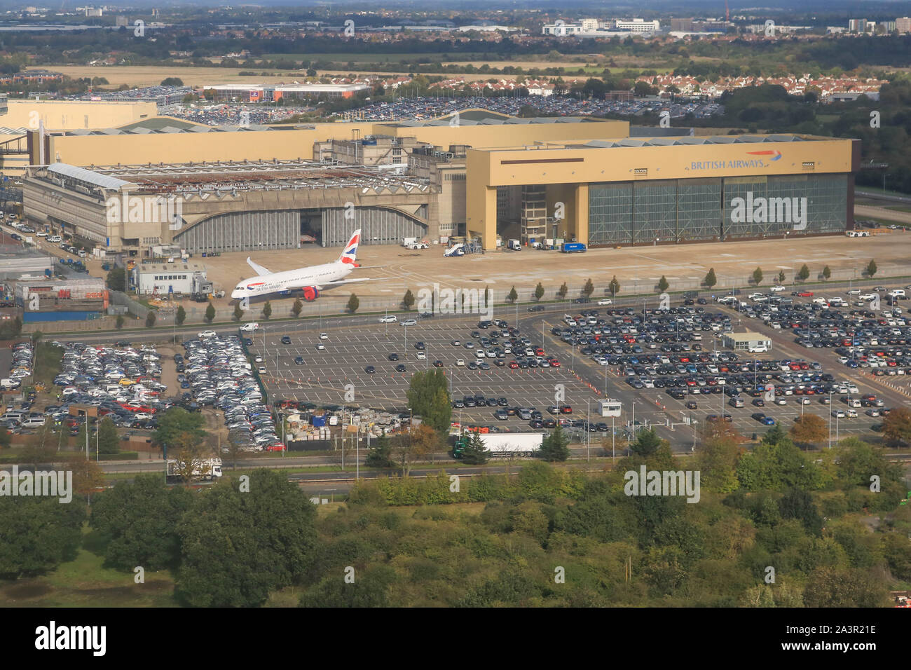 Un elevato angolo di visione del parco vetture accanto al British Airways hangar presso l'aeroporto di Heathrow. Foto Stock