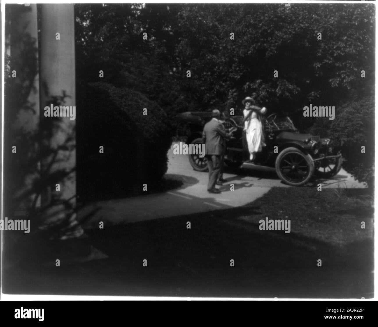 Foto di Billie Burke starring in motion picture, Gloria's romanticismo, 1916: stepping da auto convertibili (905) Foto Stock