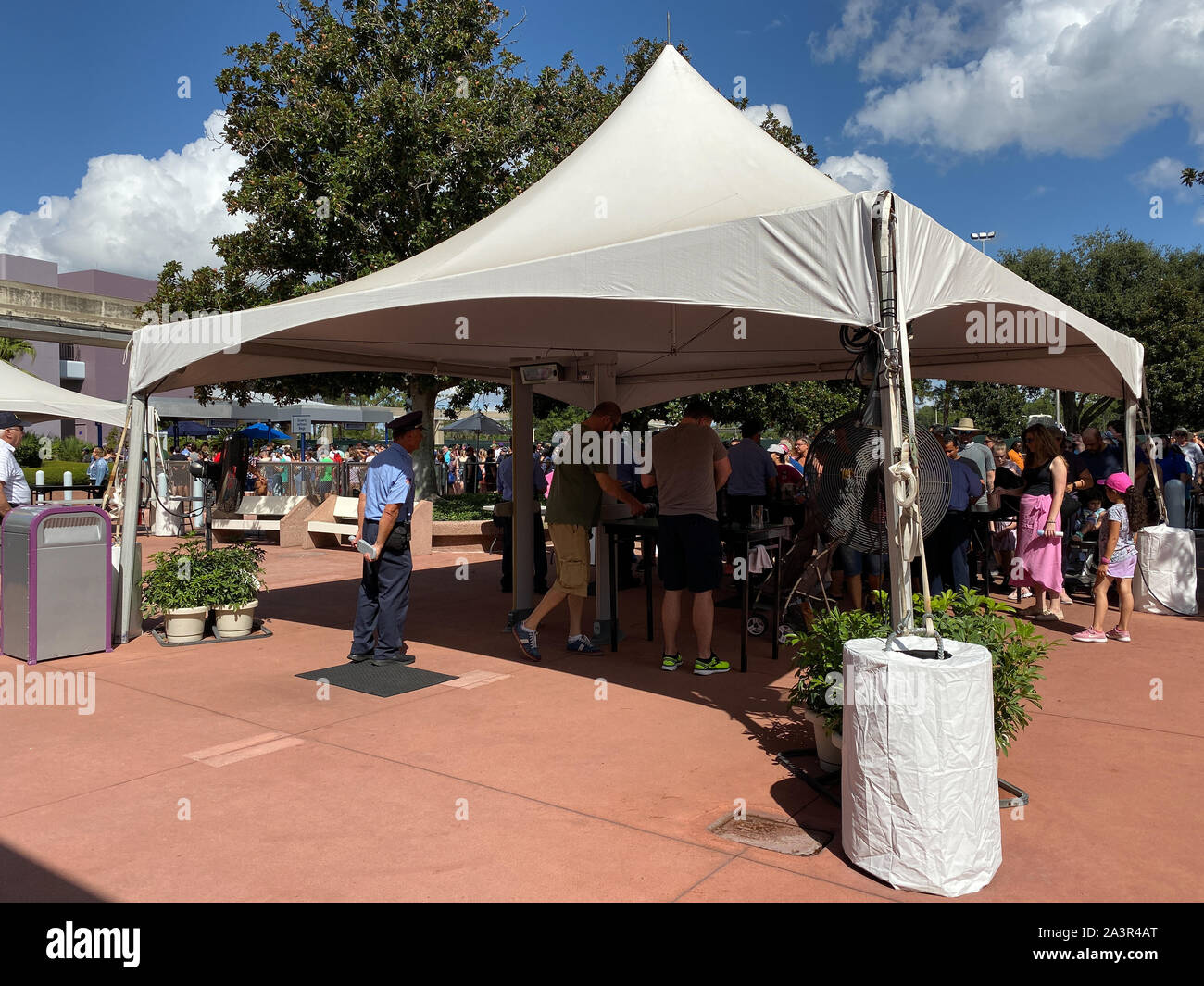 Orlando,FL/USA-10/5/19: la sicurezza all'ingresso di Disney World, Epcot theme park dove le guardie di sicurezza sono in ricerca ci sacchetti e la scansione di PEO Foto Stock