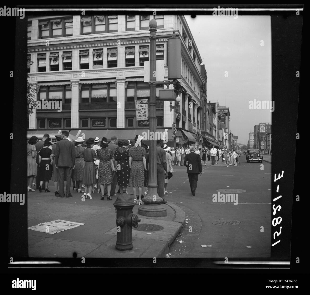 [Scene di strada a 13th Street, N.W., Washington D.C.] Foto Stock