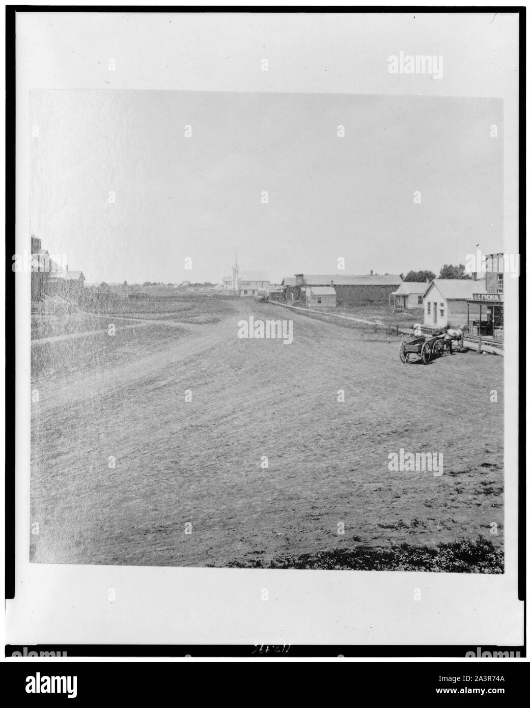 Strada con edifici e del cavallo e del carro Foto Stock