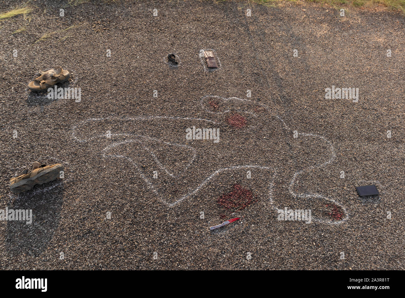Scena del Crimine chalk outline vittima del corpo morto sulla strada con il sangue e le evidenze, concetto di omicidio inchiesta Foto Stock