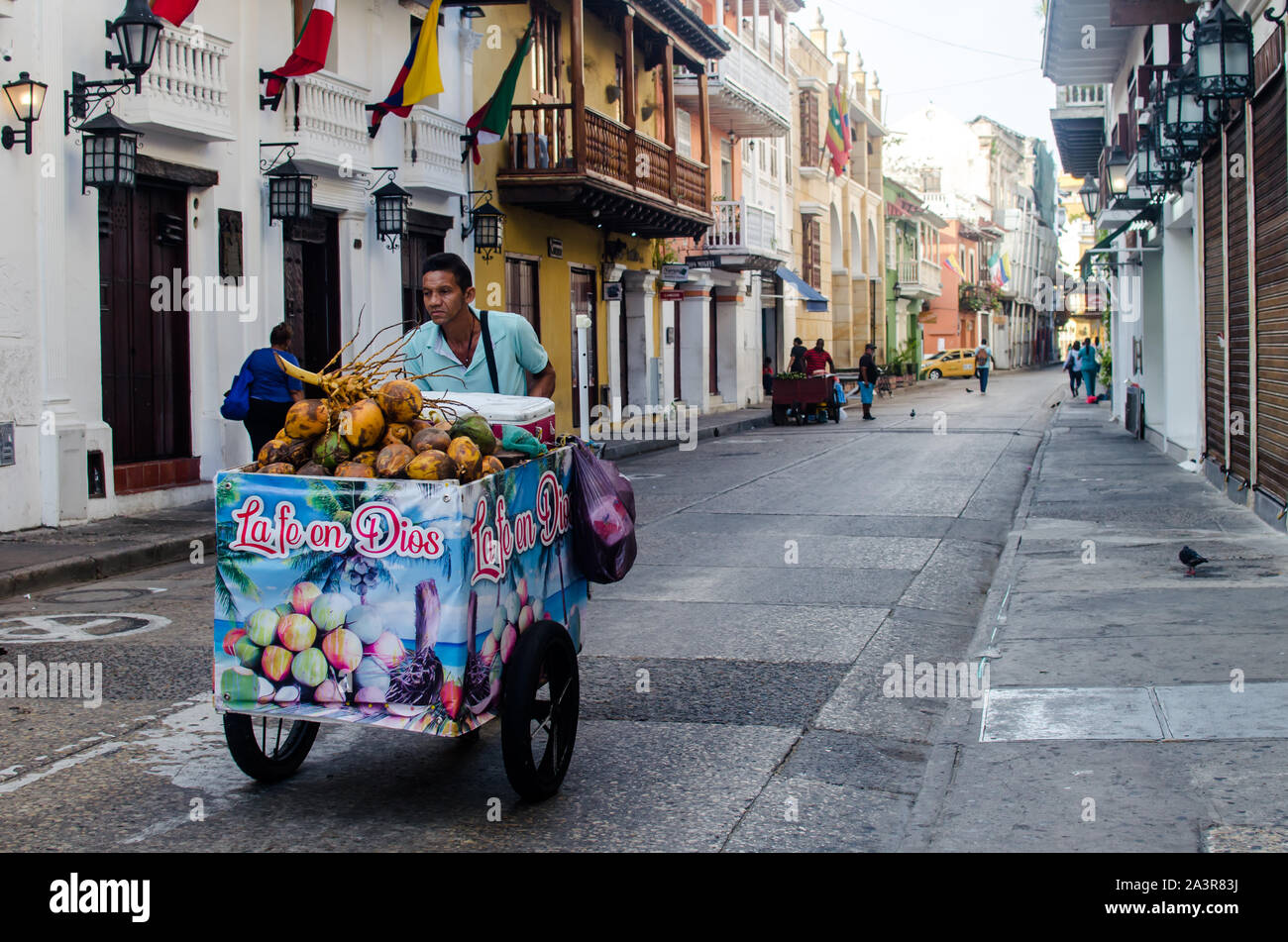 Venditore ambulante vendendo acqua di cocco nella città murata di Cartagena Foto Stock