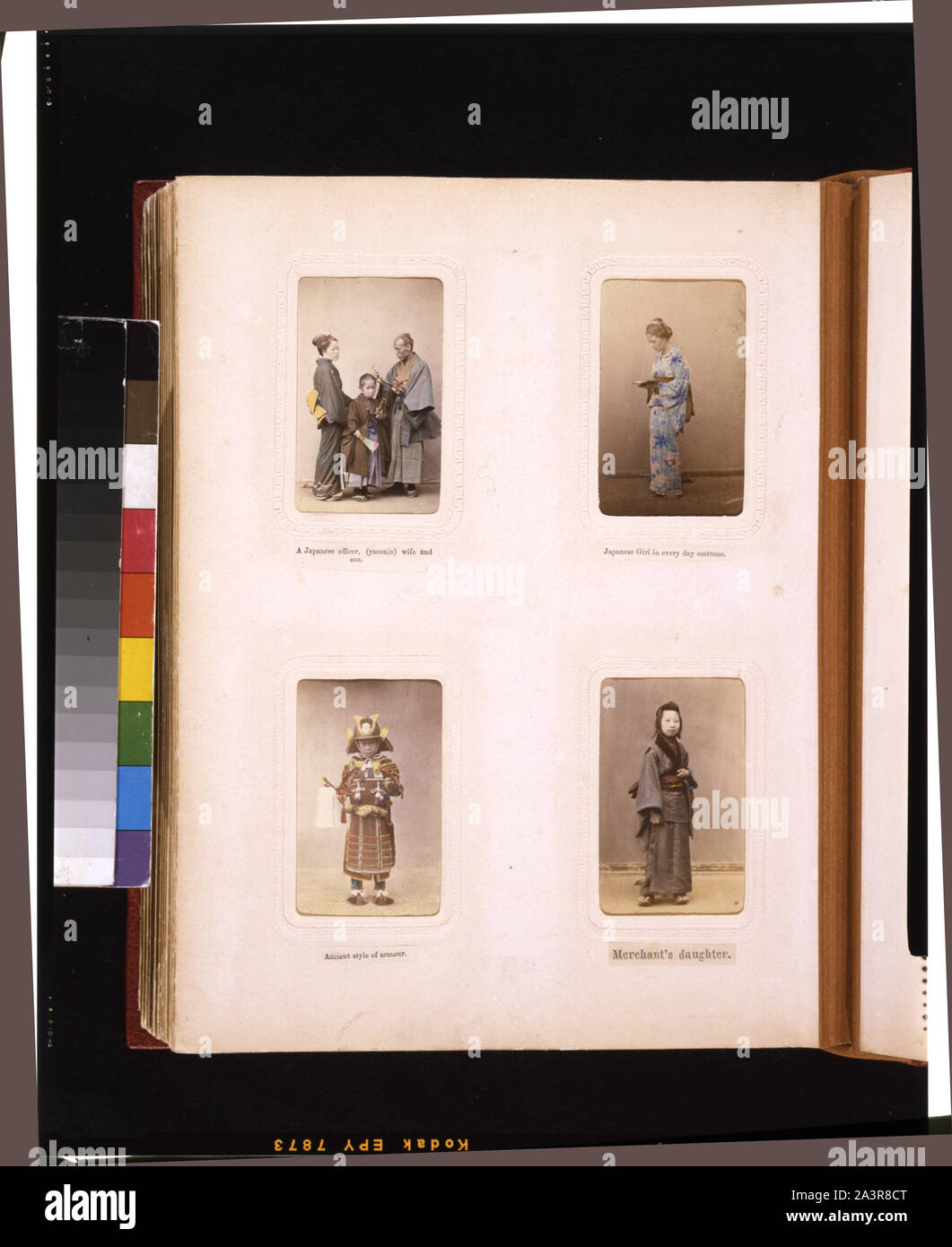 Studio ritratti di un funzionario giapponese (yaconin) con la moglie e il figlio di una donna, un bambino in un antico edificio di armor e un commerciante della figlia Foto Stock