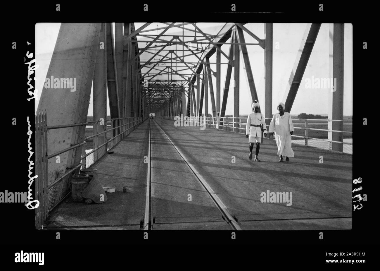 Il Sudan. Il governo di Khartoum. Ponte sul Nilo Wihte a Omdurman, guardando attraverso tutta la lunghezza che mostra il tram via Foto Stock