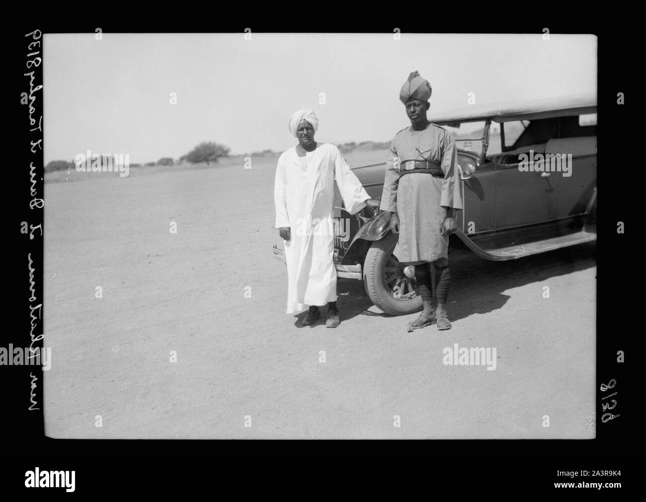 Il Sudan. Il governo di Khartoum. Dain el-Tashy. Autista sudanese & dragoman con auto Foto Stock