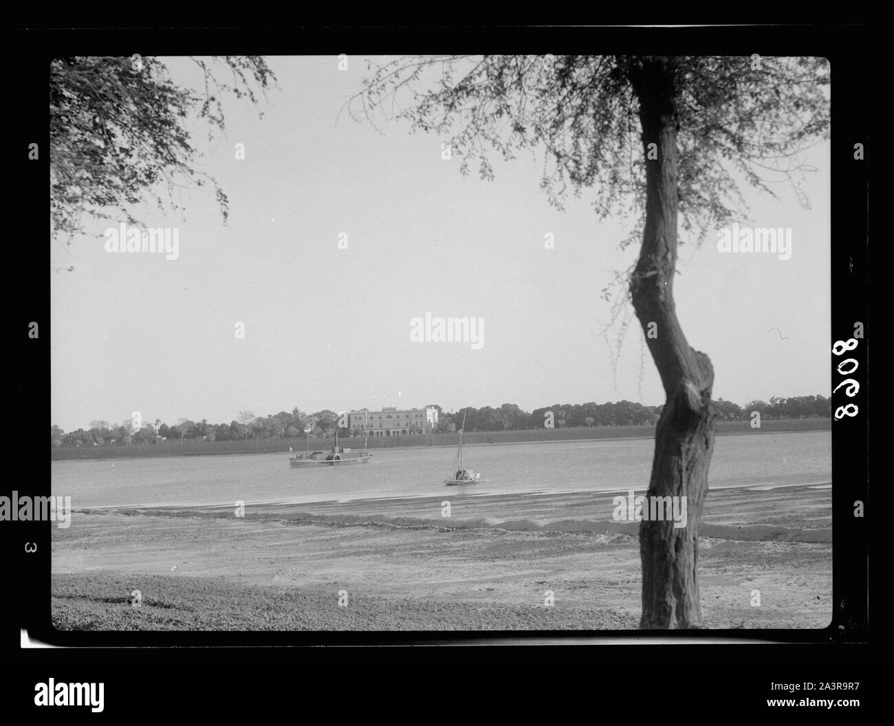Il Sudan. Il governo di Khartoum. Il palazzo di tutto il Nilo Azzurro e il generale Gordon's in barca sul fiume al di ancoraggio Foto Stock