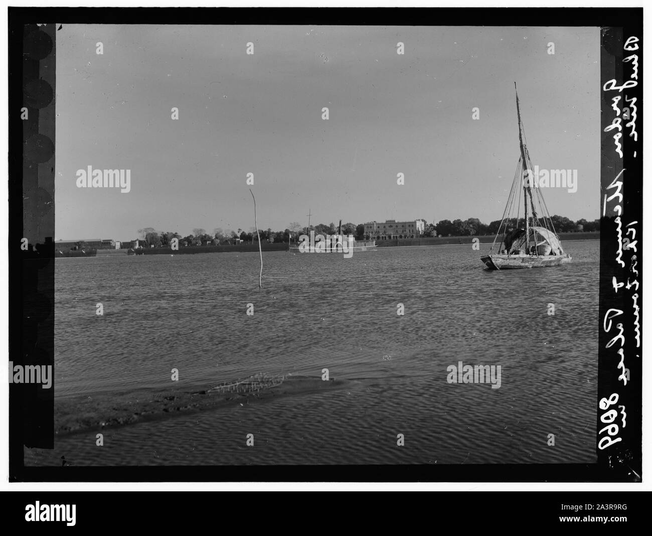 Il Sudan. Il governo di Khartoum. Il Palazzo di tutto il Nilo Azzurro e il generale Gordon's in barca sul fiume al di ancoraggio Foto Stock