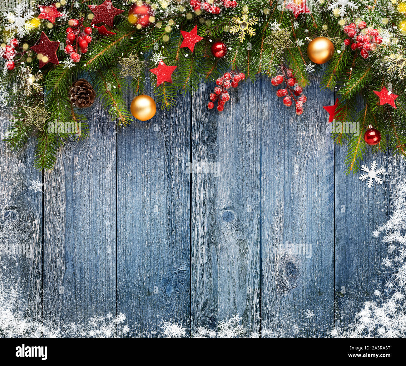 Natale sfondo di legno con decorazione e abete. La neve e la luce sul tavolo blu. Vista con copia spazio. Foto Stock