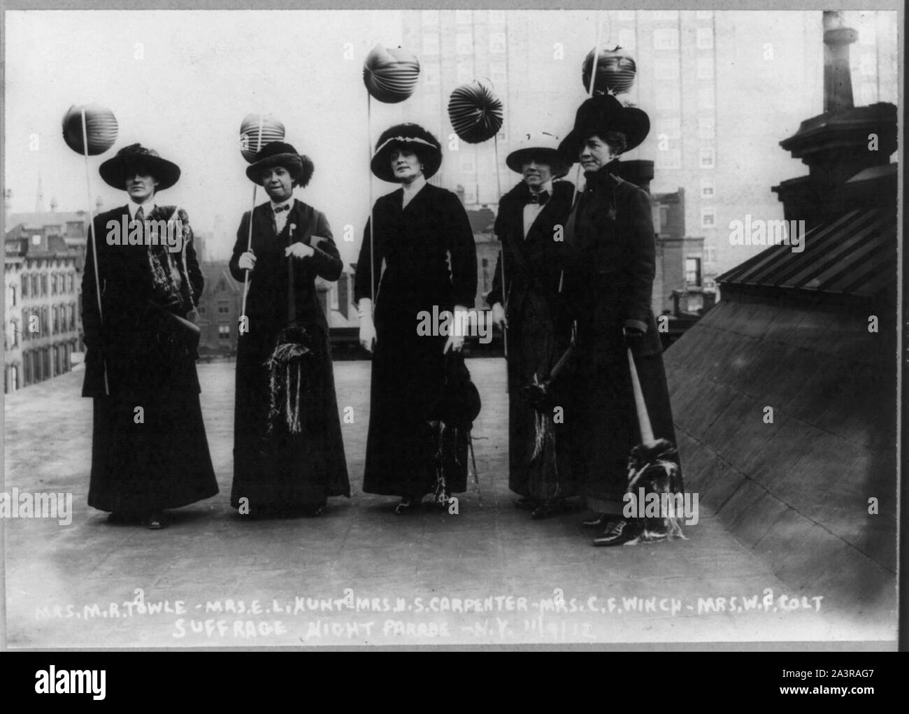 La notte delle Suffragette paraders, N.Y.: Sig.ra M.R. Towle, la sig.ra E.L. Hunt, la sig.ra H.S. Carpenter, la sig.ra C.F. Il verricello e la Sig.ra W.F. Colt Foto Stock