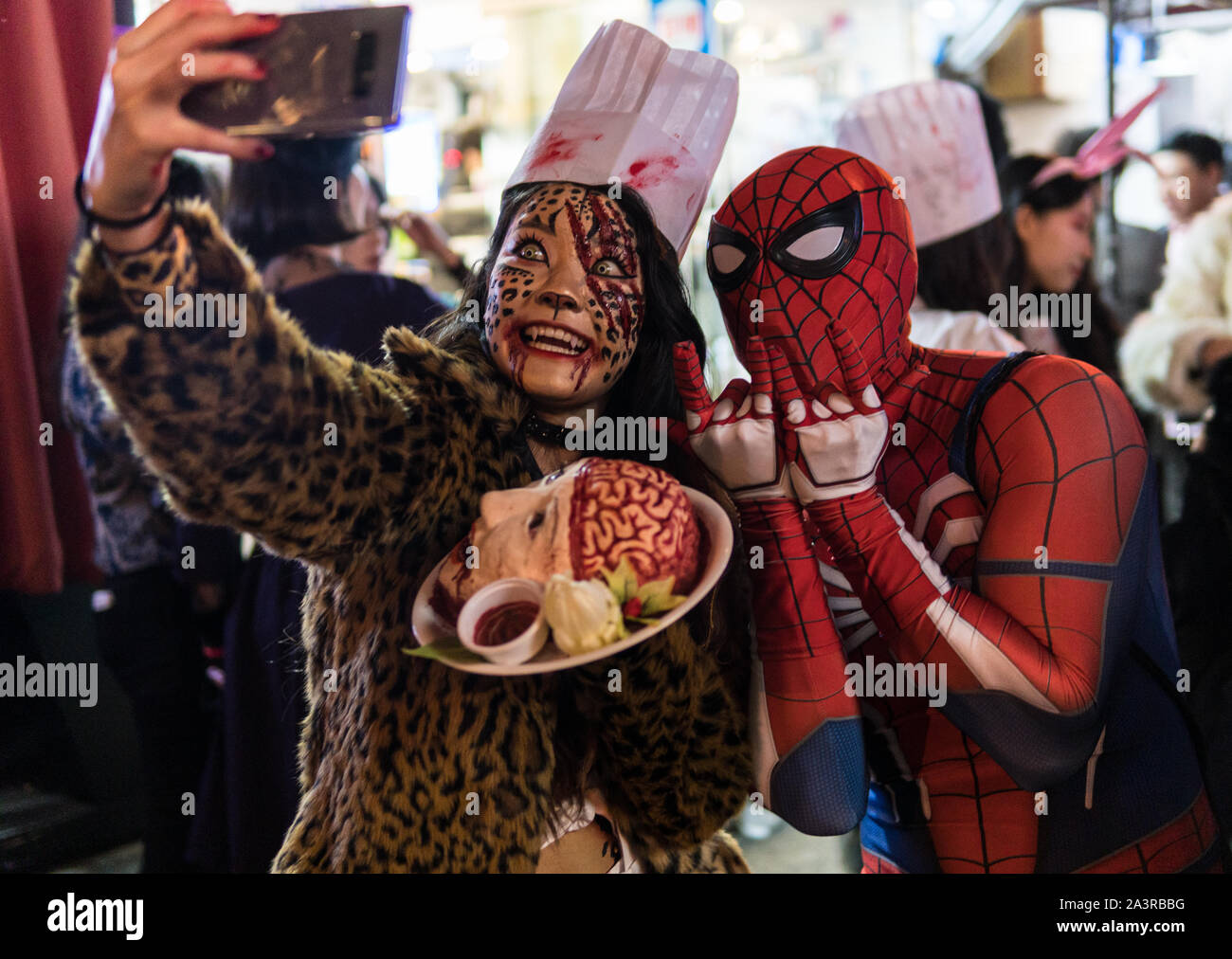 Seoul, Corea del Sud - 27 Ottobre 2019: mascherate le persone prendono un selfie e godersi la loro festa di Halloween in strada di Itaewon in Seoul Sud K Foto Stock