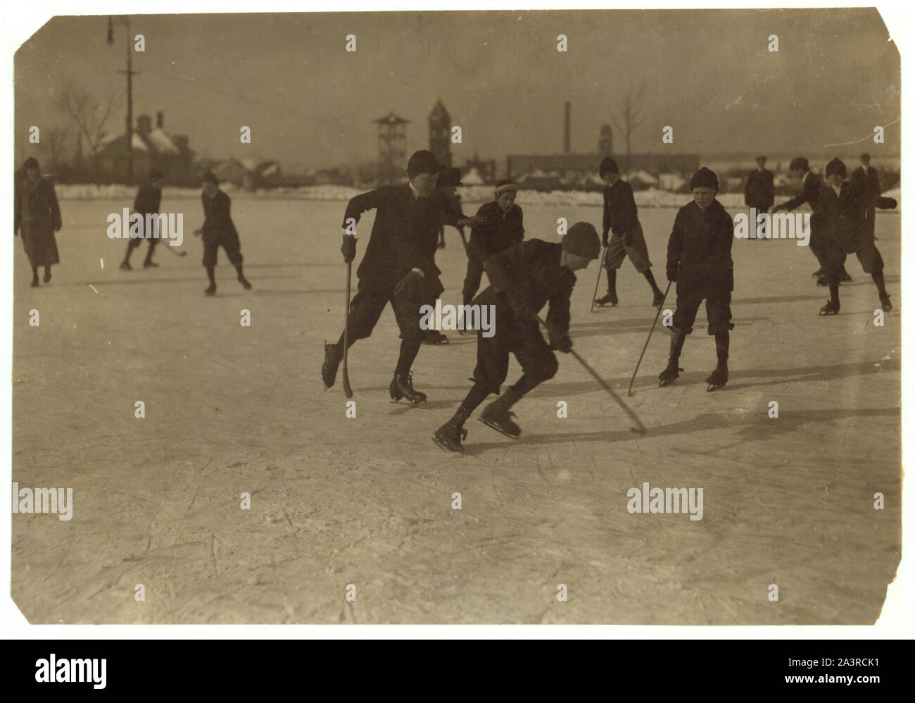 Domenica mattina il rilassamento. Park Pond. Frequentato da entrambe le scuole e il mulino di ragazzi e ragazze. Foto Stock