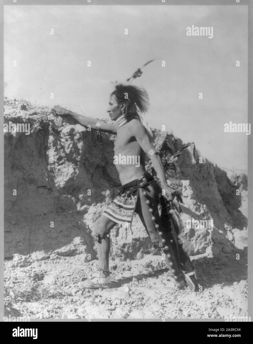 Affondato Gleska [Indiani Sioux standing, pieno, una mano alzata e la parte superiore del suolo, Banca Profilo sinistro ritratto] Foto Stock
