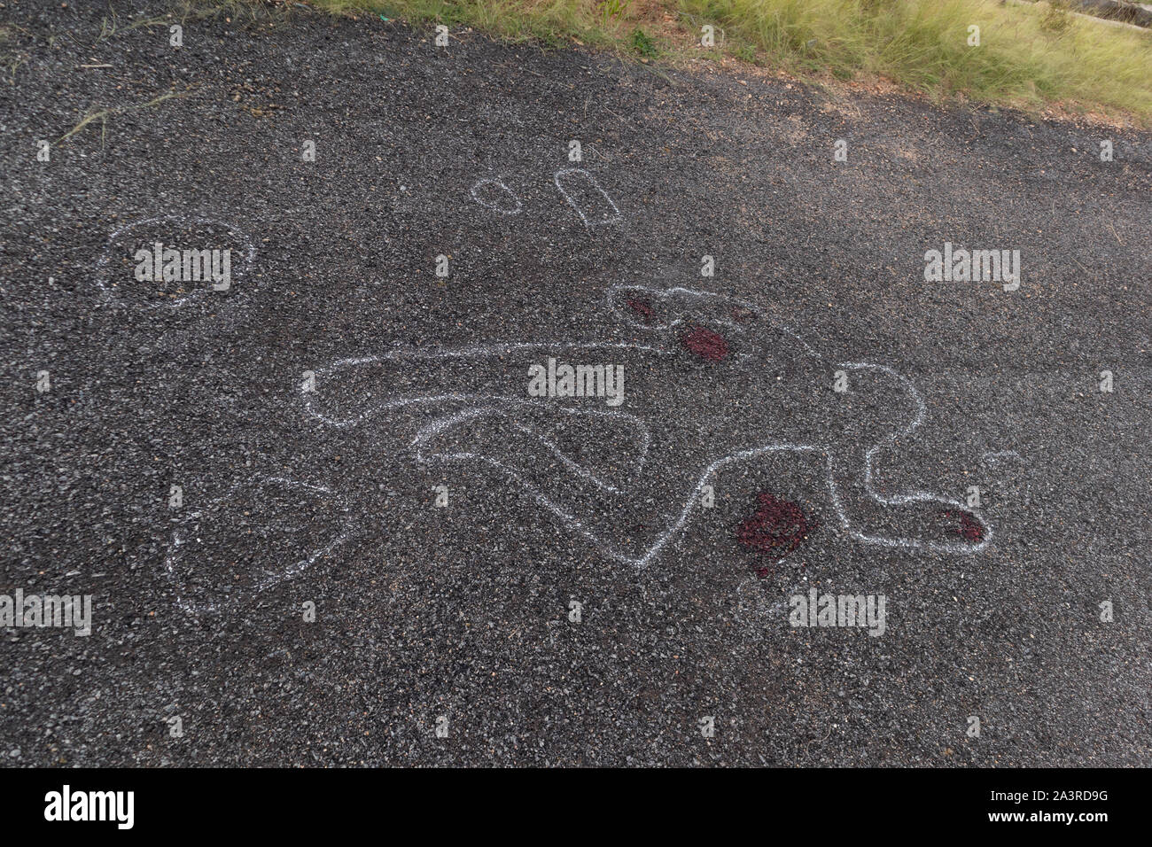 Scena del Crimine chalk outline vittima del corpo morto sulla strada con sangue, concetto di omicidio inchiesta Foto Stock