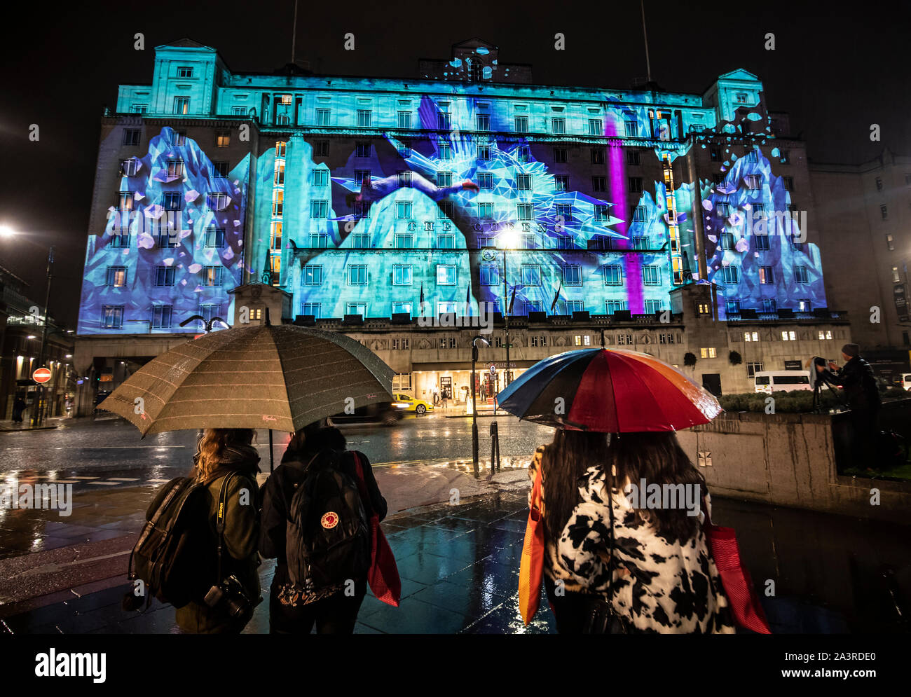 Opere d'arte è proiettata su Queens Hotel come installazioni sono testati in anticipo di luce notte di Leeds, il più grande del Regno Unito, arti annuale e light festival. Foto Stock