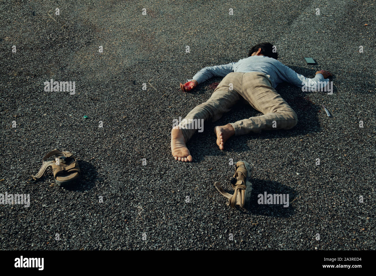 Concetto della scena del crimine , vittima corpo morto posa sulla strada. Foto Stock