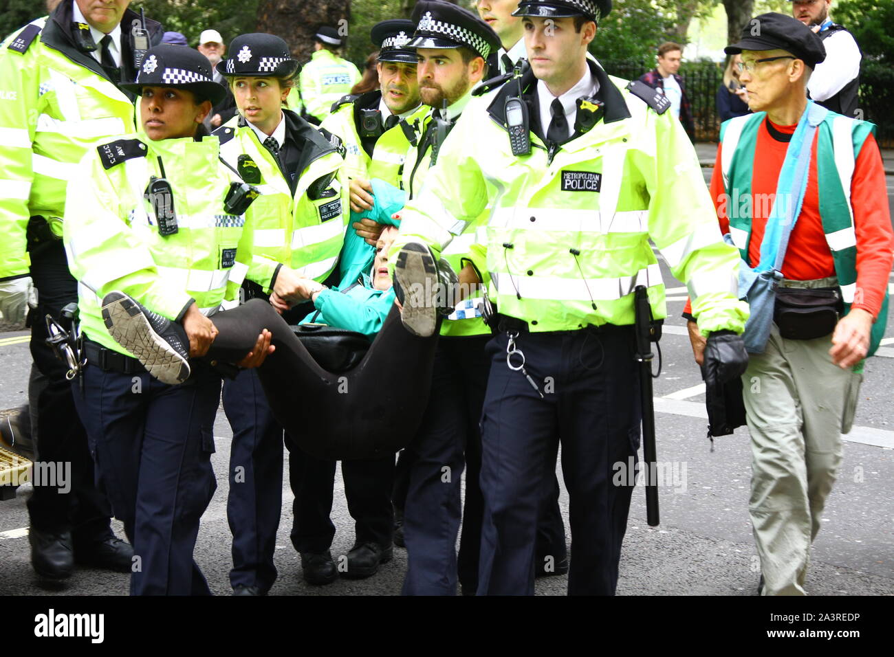 Cinque funzionari di polizia arrestare una donna ribellione di estinzione diruttori per assicurare che il ben significato madonna non subire un pregiudizio durante l'esecuzione del mandato di cattura. Londra centrale di arresto. Autentica le immagini. Foto Stock