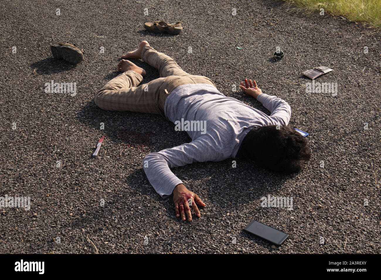Concetto della scena del crimine , angolo alto vista della vittima corpo morto posa su strada Foto Stock