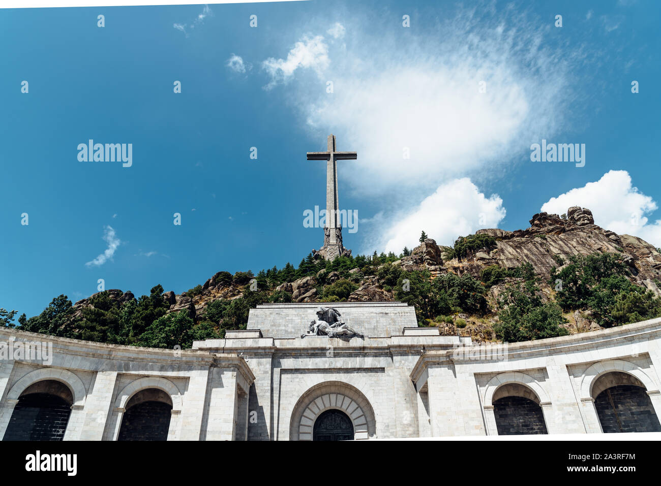 San Lorenzo de El Escorial, Spagna - Luglio 7, 2018: Vista della Valle de los Caidos o la Valle dei Caduti. Fu eretto nella gamma della montagna di Guadarr Foto Stock