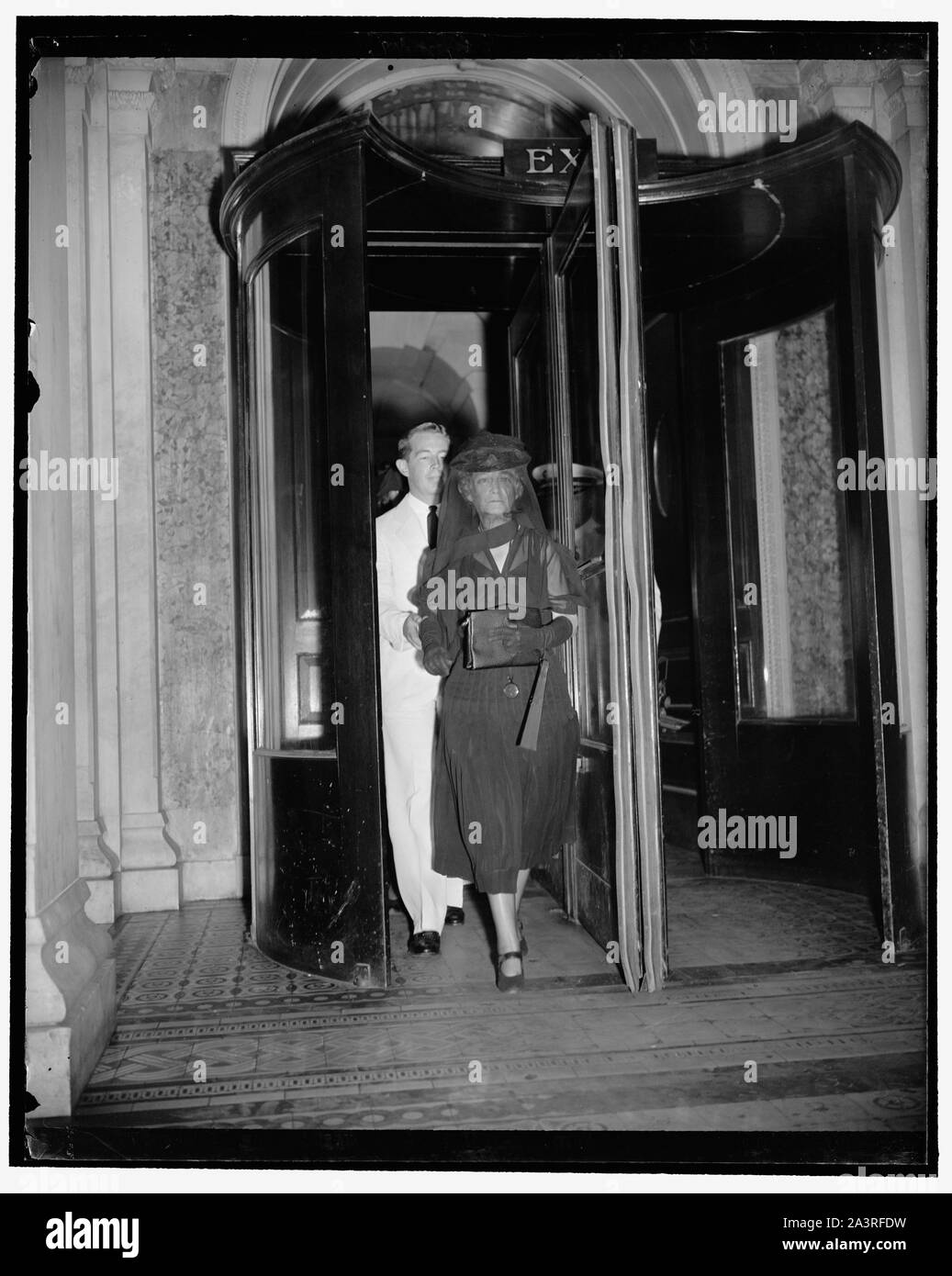 Swanson, vedova di arriva al Campidoglio per i funerali di stato nella Camera del Senato. Washington, 10 luglio. La sig.ra Claude A. Swanson, vedova del segretario della Marina Militare, come lei è arrivata al Campidoglio accompagnato da suo figlio, Douglas Hall, dove ha frequentato i funerali di stato nelle camere del Senato per segretario Swanson Foto Stock