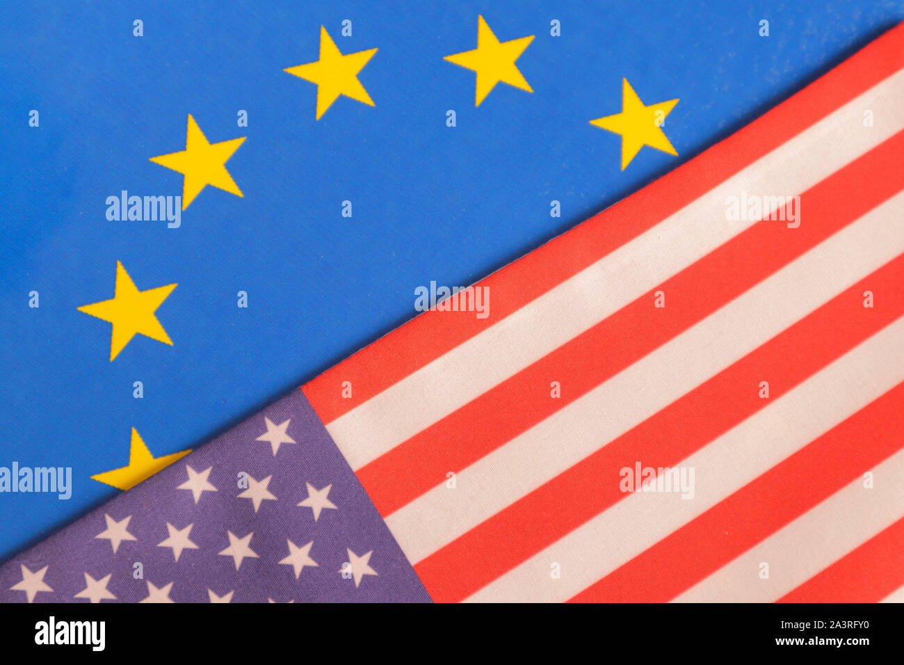 Concetto di relazioni bilaterali dell'UE o di Unione europea che mostra con le bandiere. Foto Stock