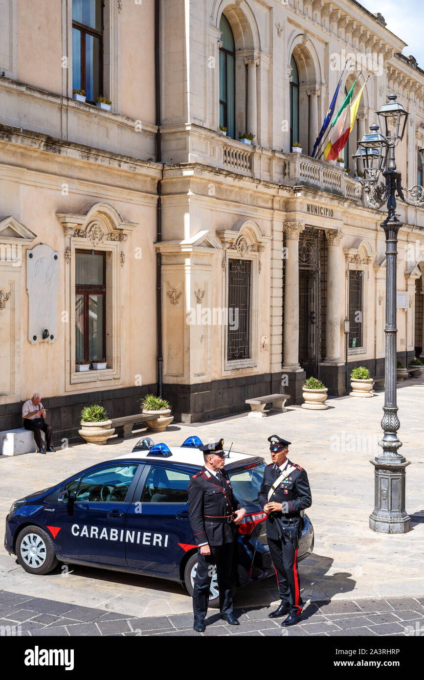 Palazzolo Acreide/ Siracusa Sicilia/ Italia - ottobre 04 2019: Carabinieri discutere con due persone anziane in Palazzolo Acreide square Foto Stock