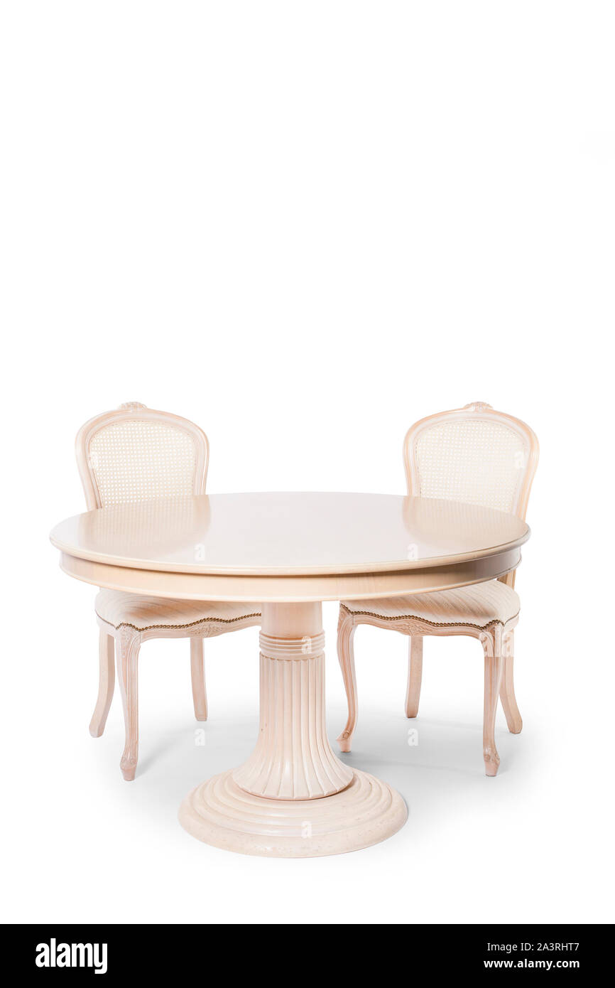 Vecchio tavolo in legno e sedie sullo sfondo bianco. Foto Stock