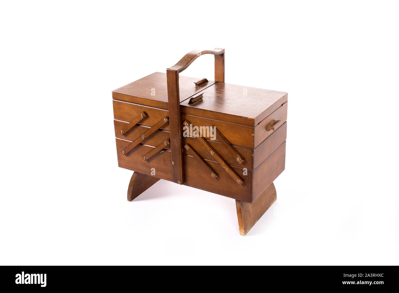 Vecchio vintage legno pieghevole toolbox su bianco. Foto Stock