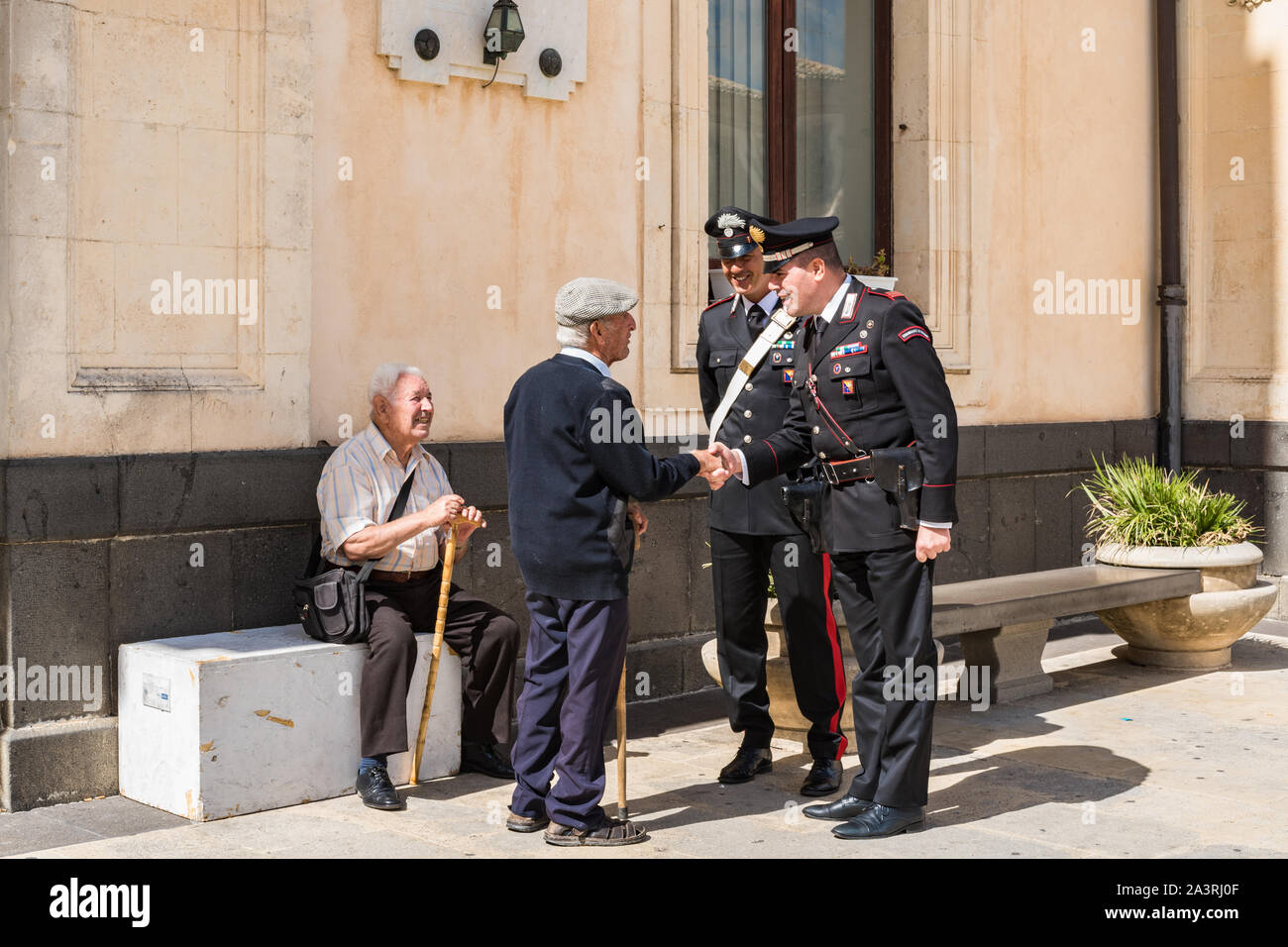 Siracusa Sicilia/ Italia - ottobre 04 2019: Carabinieri discutere con due persone anziane nella piazza del paese Foto Stock