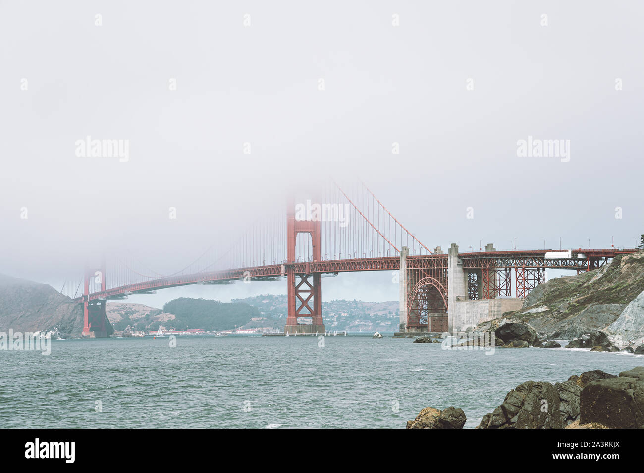Vista del Golden Gate Bridge nella nebbia dal vicino alla spiaggia Foto Stock